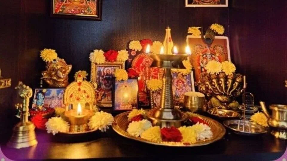 Vastu Tips Pooja Room : பூஜை அறையில் நீங்கள் இந்த விஷயங்களை செய்யாதீங்க.. இது தீய விளைவுகளை ஏற்படுத்தும்!