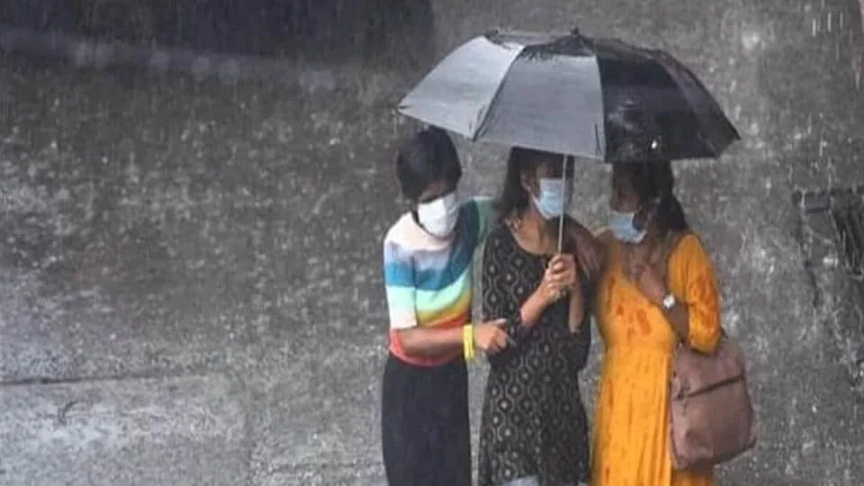 Heavy Rain Alert : மக்களே உஷாரா இருங்க.. இந்த 8 மாவட்டங்களில் கனமழை கொட்ட போகுதாம்.. உங்கள் பகுதி இருக்கா பாருங்க!