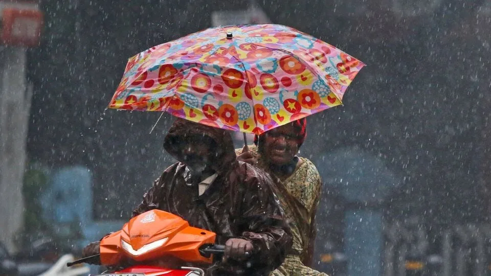 Weather Update : மக்களே.. இன்னும் ஆறு நாட்களுக்கு மழைக்கு வாய்ப்பு இருக்காம்.. மீனவர்களுக்கான எச்சரிக்கை இதுதான்!