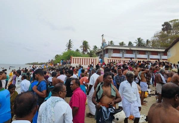 Devotees gather at Chetukkarai Devipatnam on Mahalaya Amavasi   மகாளய அமாவாசையில் சேதுக்கரை  தேவிபட்டினத்தில் குவிந்த பக்தர்கள்