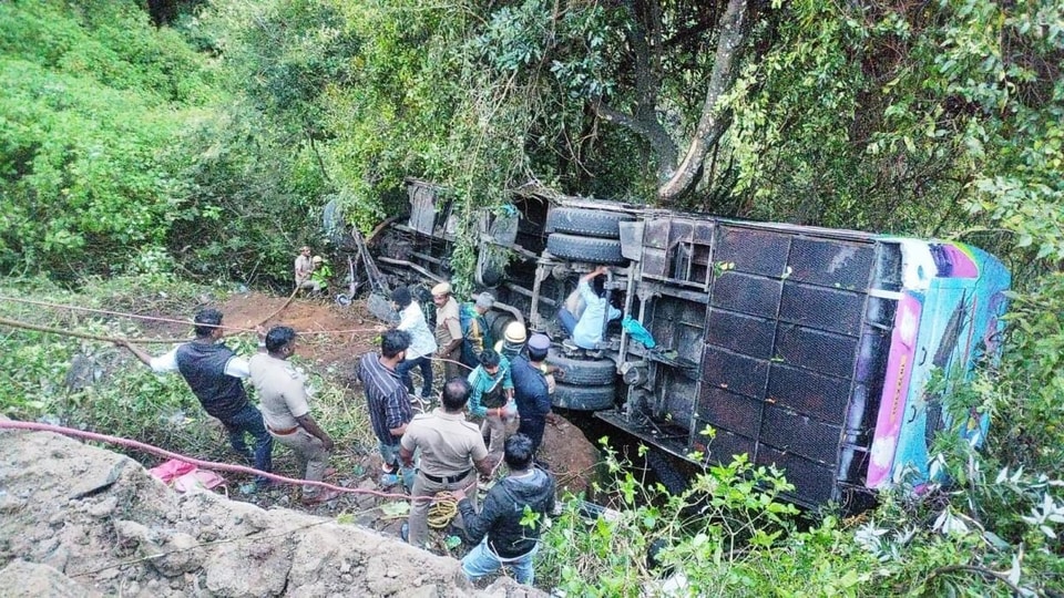 Coonoor Bus Accident: கோர விபத்து.. காணாமல் போனவர் சலடமாக மீட்பு- பலி எண்ணிக்கை 9ஆக உயர்வு!