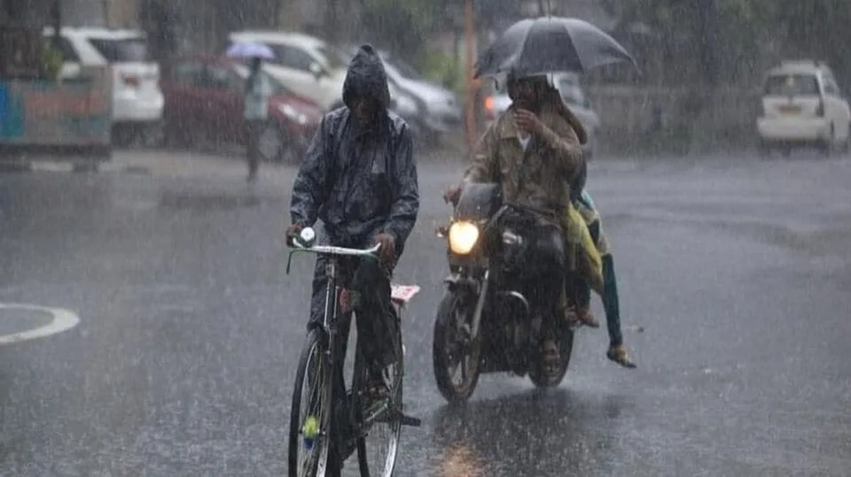 Today Weather Update : மக்களே.. தமிழ்நாட்டில் இன்று மிதமான மழைக்கு வாய்ப்பு.. மீனவர்களுக்கான எச்சரிக்கை இதுதான்!