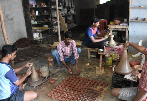 Rains affect Akal lamp production: Pottery workers despair   மழையால் அகல் விளக்கு உற்பத்தி  பாதிப்பு: மண்பாண்ட தொழிலாளர்கள் விரக்தி