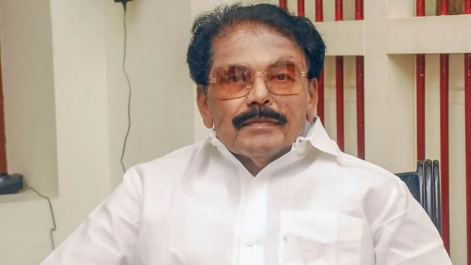 KKSSR Ramachandran: அமைச்சர் கே.கே.எஸ்.எஸ்.ஆர். ராமச்சந்திரன் குடும்பத்தினர் மீது தாக்குதல்!